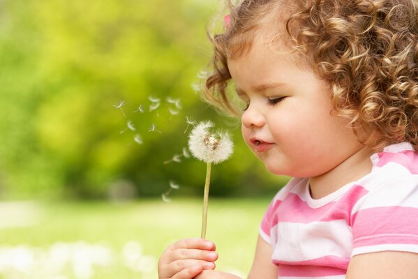 Niña en el momento de la felicidad, con rizos de primavera