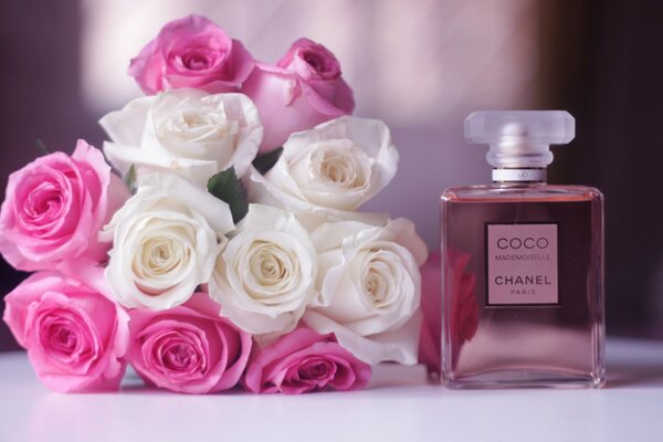 Profumo Coco Chanel con bouquet di rose rosa bianca