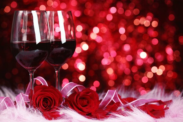 Bicchieri di vino rosso e rose rosse come regalo davanti a una tazza di tè lettera non corretta