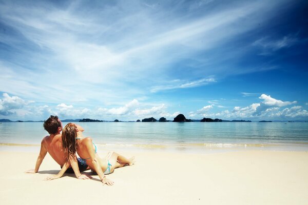 Couple sur une plage ensoleillée
