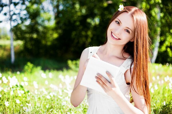 Fille au milieu d un champ en fleurs