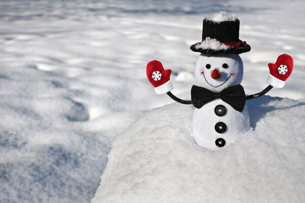 The snowman sends greetings with a smile