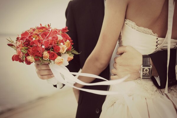 Foto de la boda con el ramo rojo