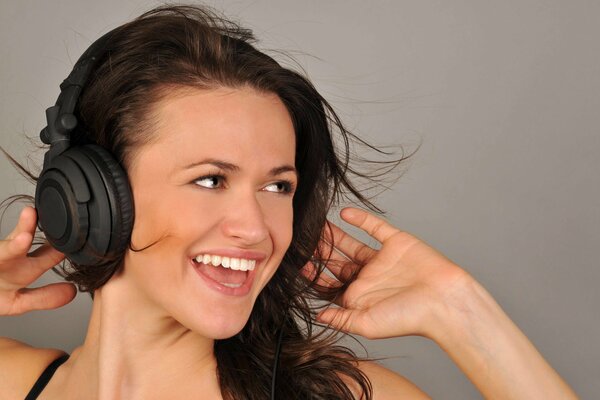Fröhliche Musik in Kopfhörern für Mädchen