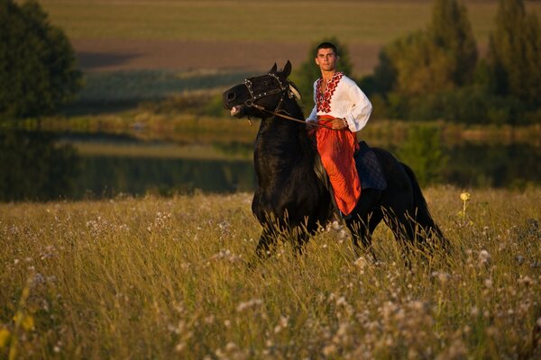Mężczyzna na koniu w ukraińskim stroju