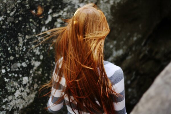 Ragazza indietro con i capelli d oro