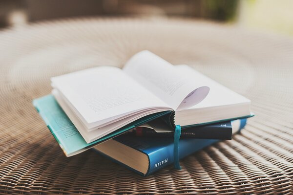 OFFENES BUCH AUF DEM TISCH