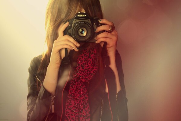 La ragazza con l anello tiene l obiettivo della macchina fotografica