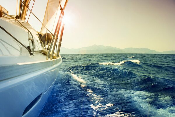 Einsame Yacht im Ozean