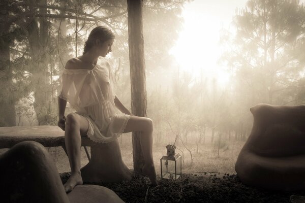 Fille en robe blanche dans la forêt