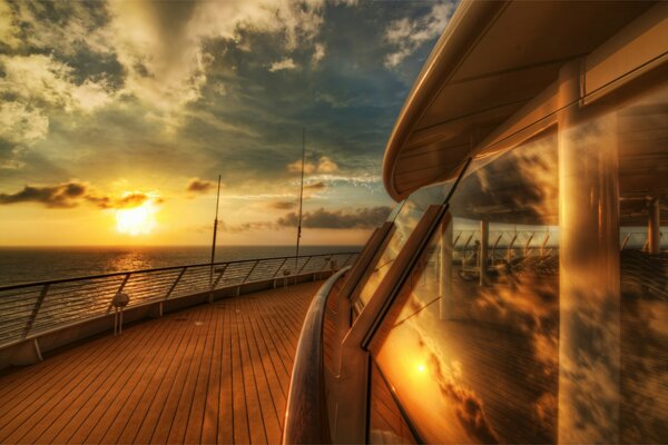 Coucher de soleil depuis le pont du yacht