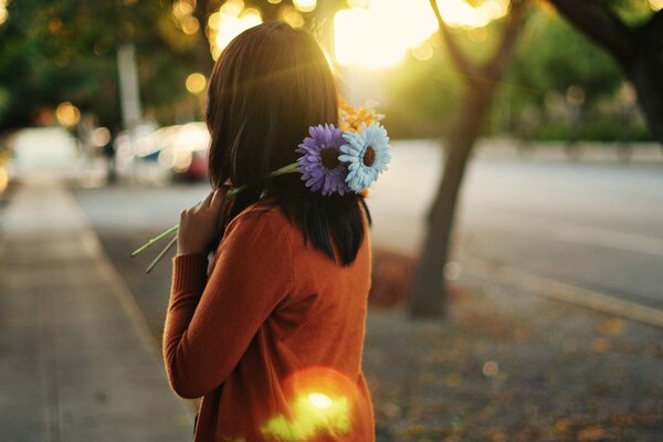 Fille avec des fleurs dans la rue de la ville