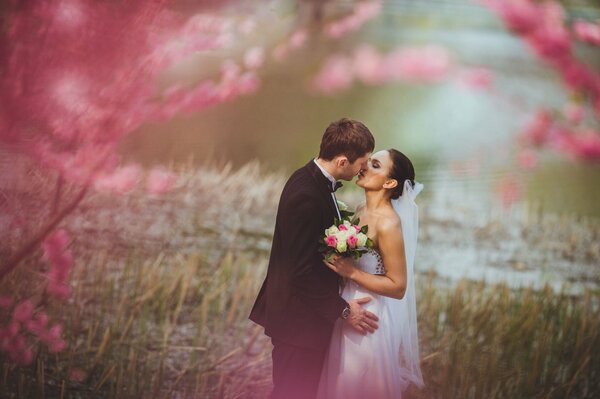 Ein Paar von Brautpaaren bei einer Hochzeit absetzen