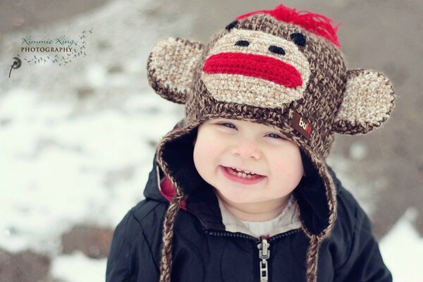 Ritratto di un bambino in un cappello divertente