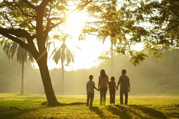 Familie mit Kindern auf einem Spaziergang in der Natur