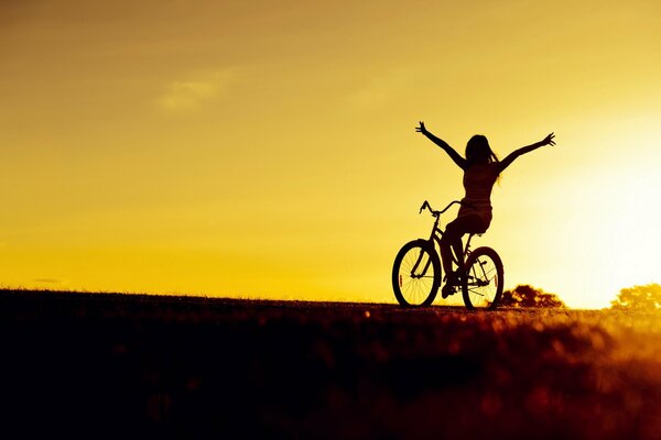 Umore leggero della ragazza sulla bici