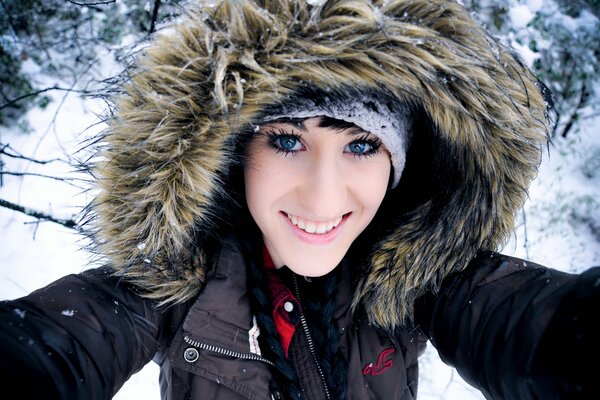 Selfie d une jeune fille souriante à capuche