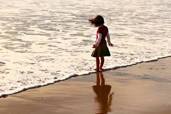 La niña está al borde del agua