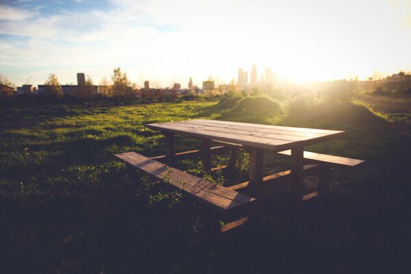 TABLE AVEC DES BANCS DANS LA NATURE