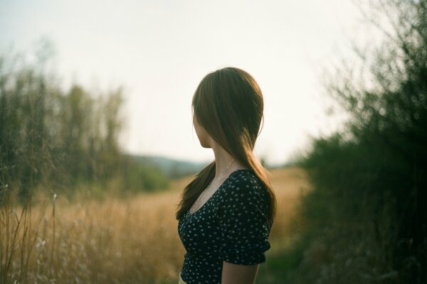 Chica en la naturaleza. Fondo borroso