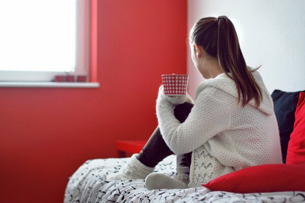 Ragazza triste in un maglione caldo