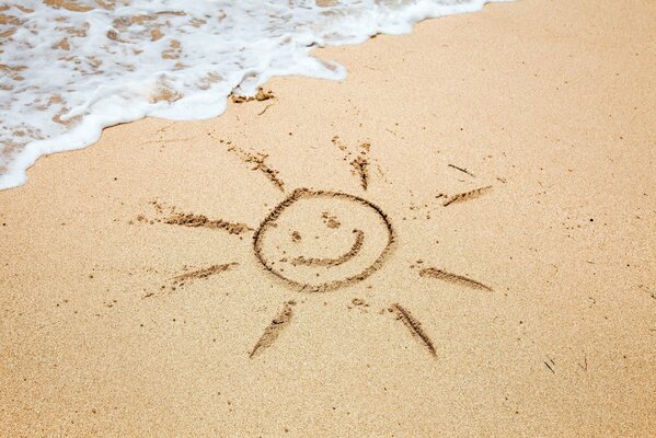 Zeichnung der Sonne auf dem schönen Sand