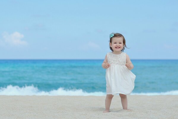 Fille heureuse sur la mer