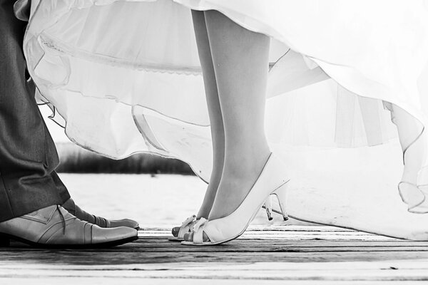 Photo de mariage des pieds des jeunes mariés