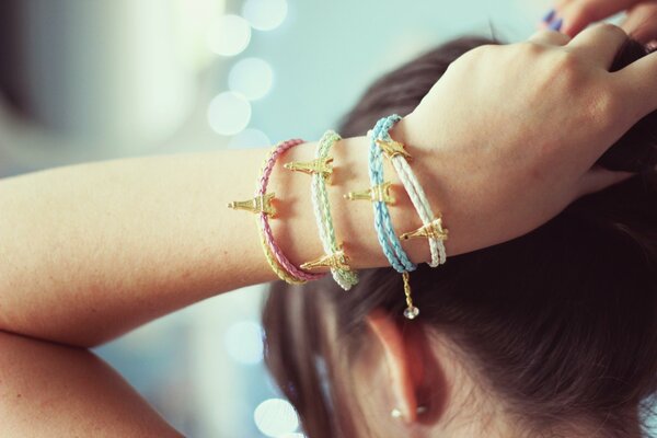 Pulseras de la torre Eiffel en el brazo de la mujer