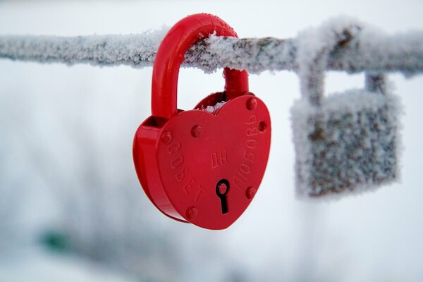 Sur le pont, un cadenas rouge en forme de coeur