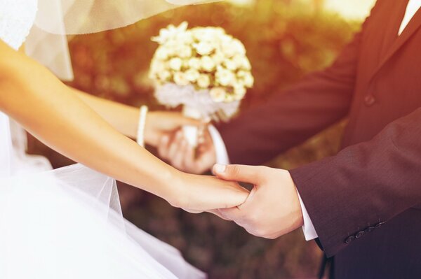 Bouquet de mariage dans les mains de la mariée