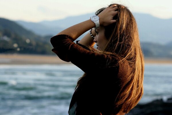 Fille au bord de la mer et des montagnes