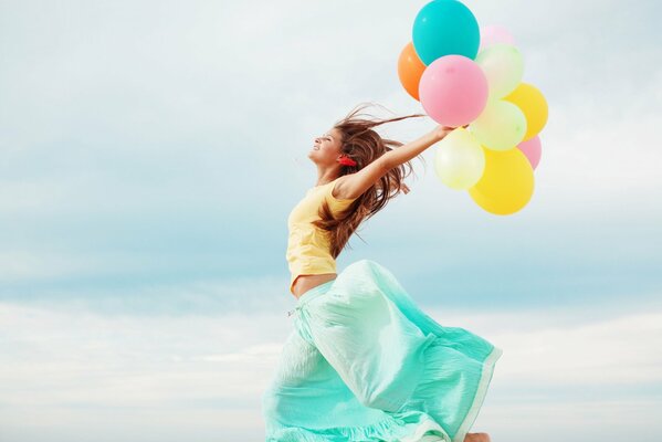 Glückliches Mädchen mit Luftballons in den Händen