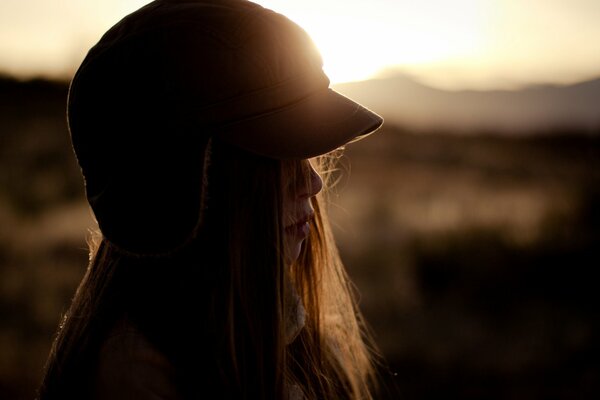 Chica con sombrero al atardecer, campo