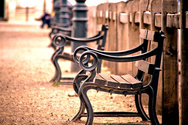 Panchine in piazza in una tranquilla sera d autunno