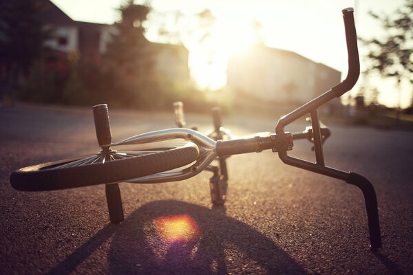 Bicicletta sull asfalto illuminata dal sole