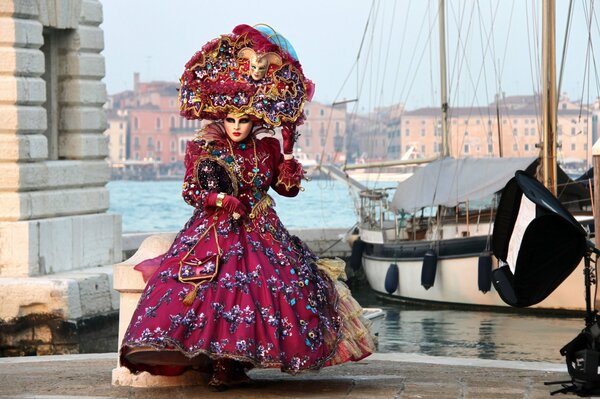 Carnevale di Venezia in abiti lussureggianti