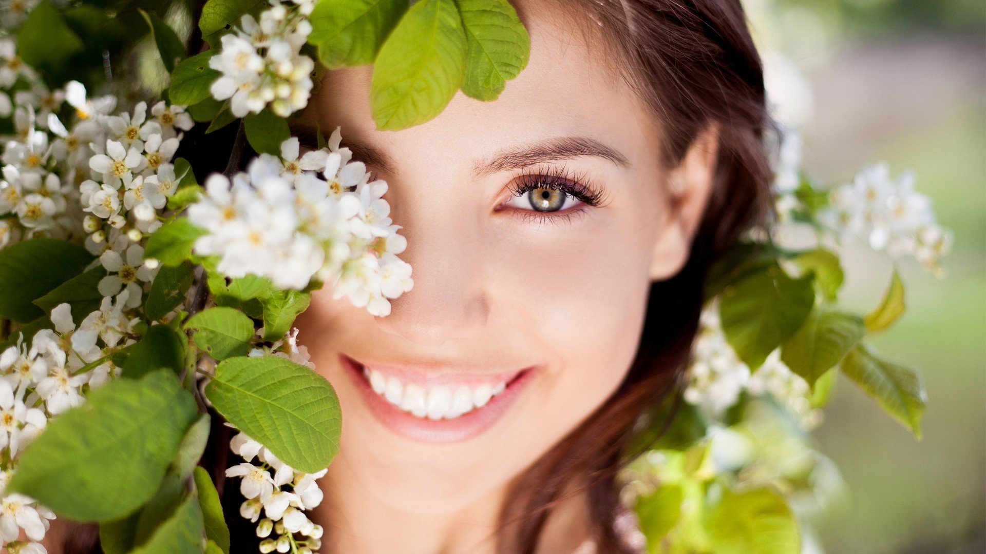 stati d animo ragazza bruna viso sorriso gioia occhi sguardo risate positivo fiori fiori foglie natura sfondo carta da parati