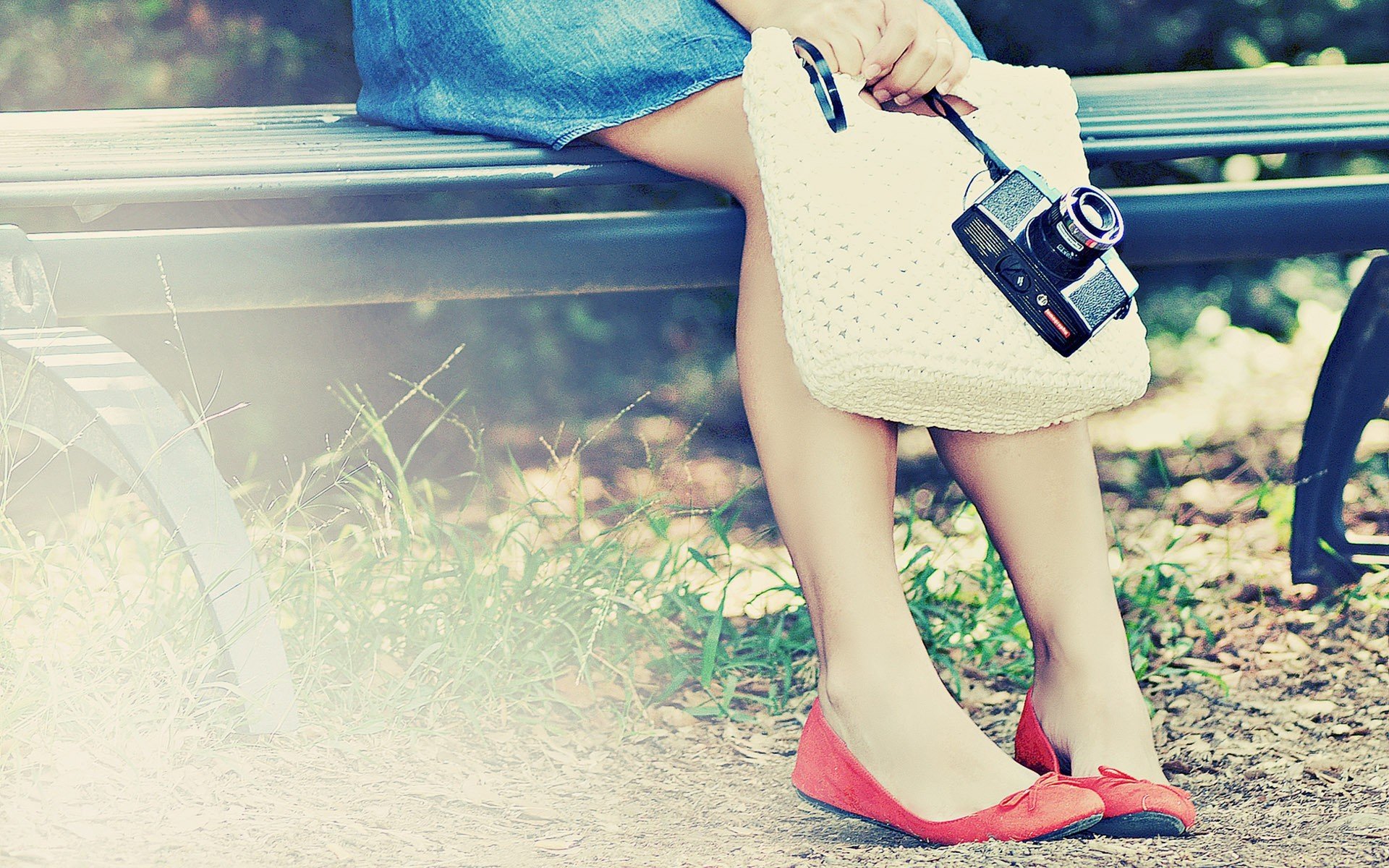 stati d animo ragazza piedi scarpe barche ballerine borsa foto macchina fotografica foto panchina foglie erba verde prato sfondo carta da parati per il tavolo da lavoro jeans