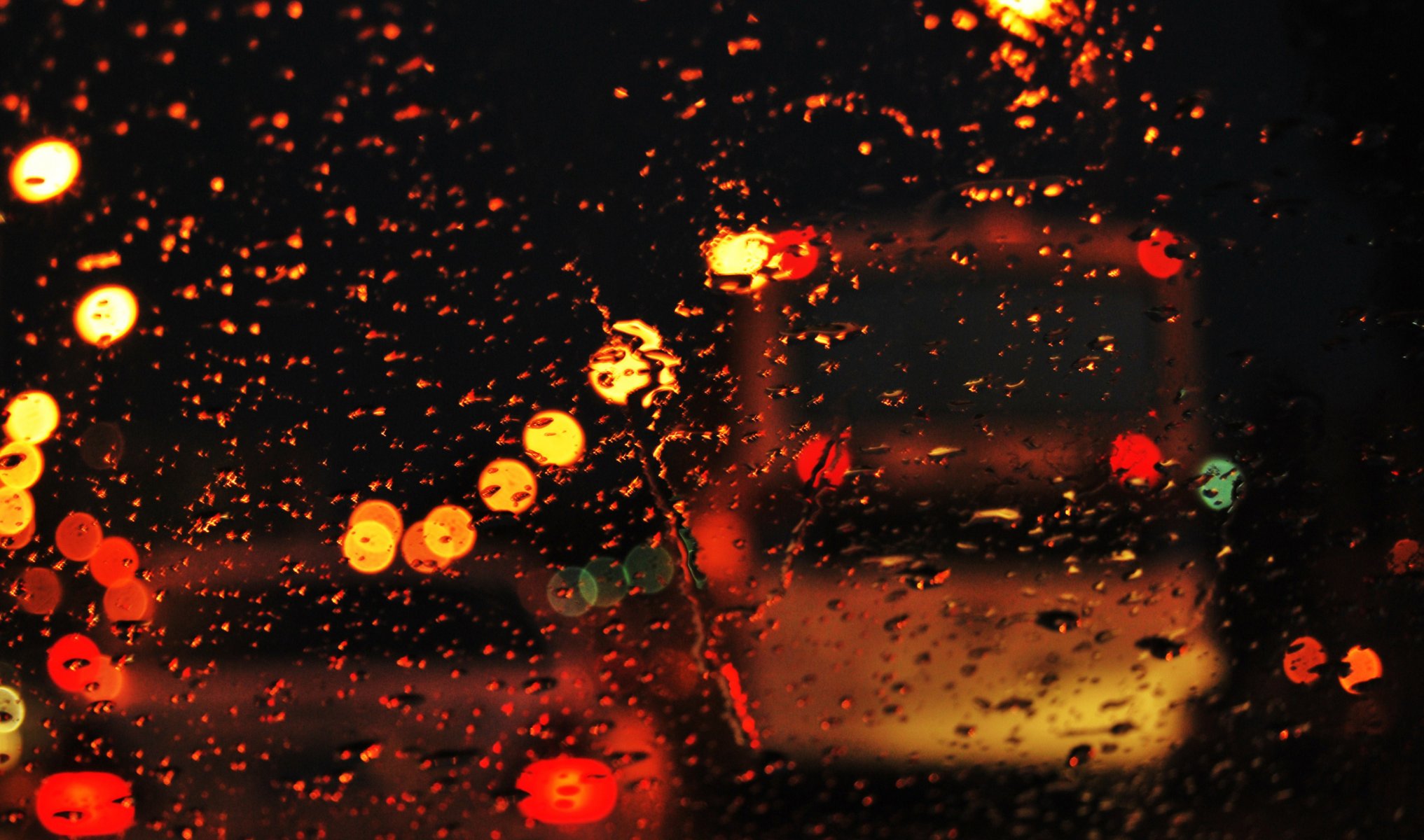 ciudad noche lluvia calle carretera luces vidrio agua gotas estado de ánimo bokeh