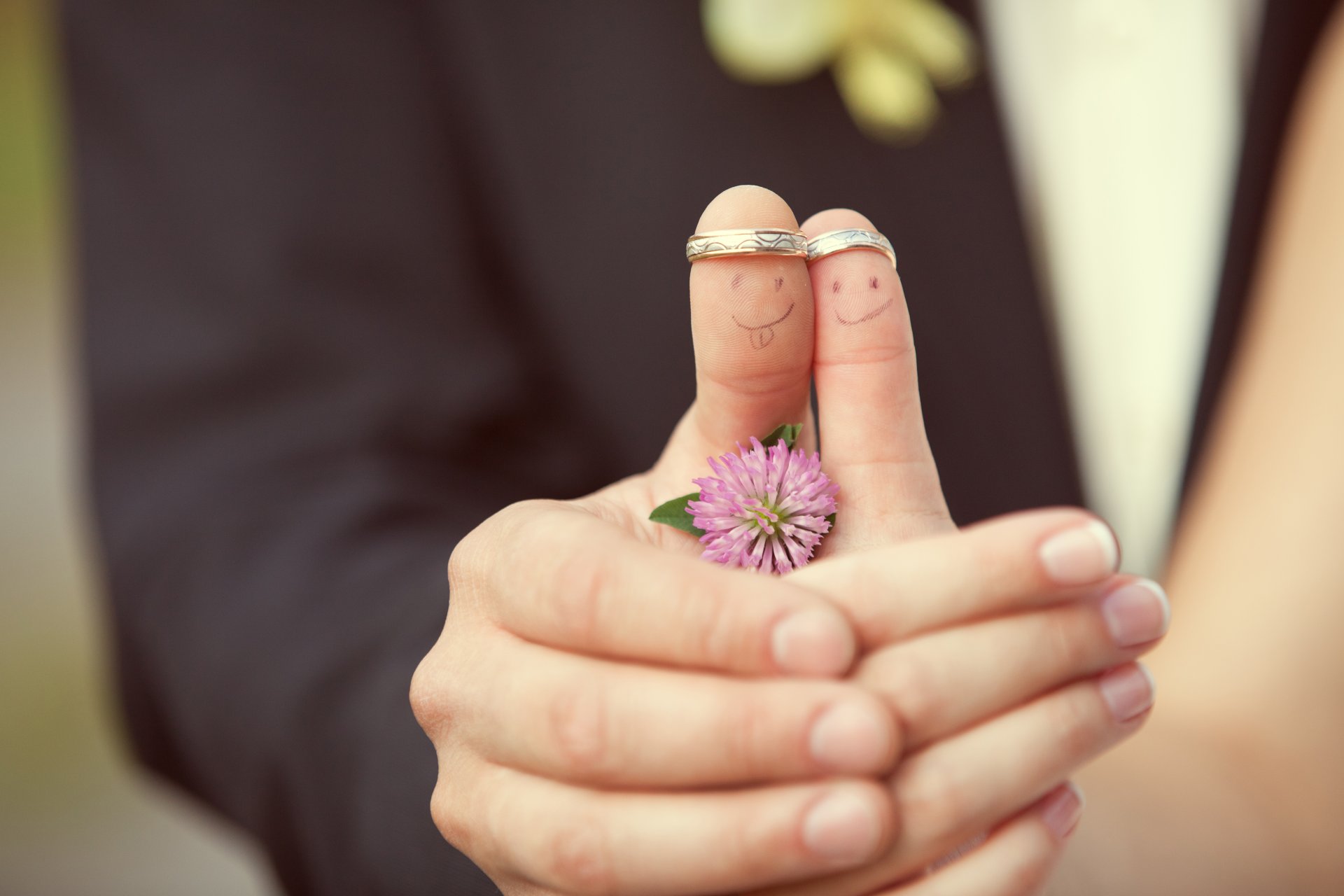 ragazza fidanzato coppia anelli facce matrimonio creativo bokeh fiore trifoglio positivo