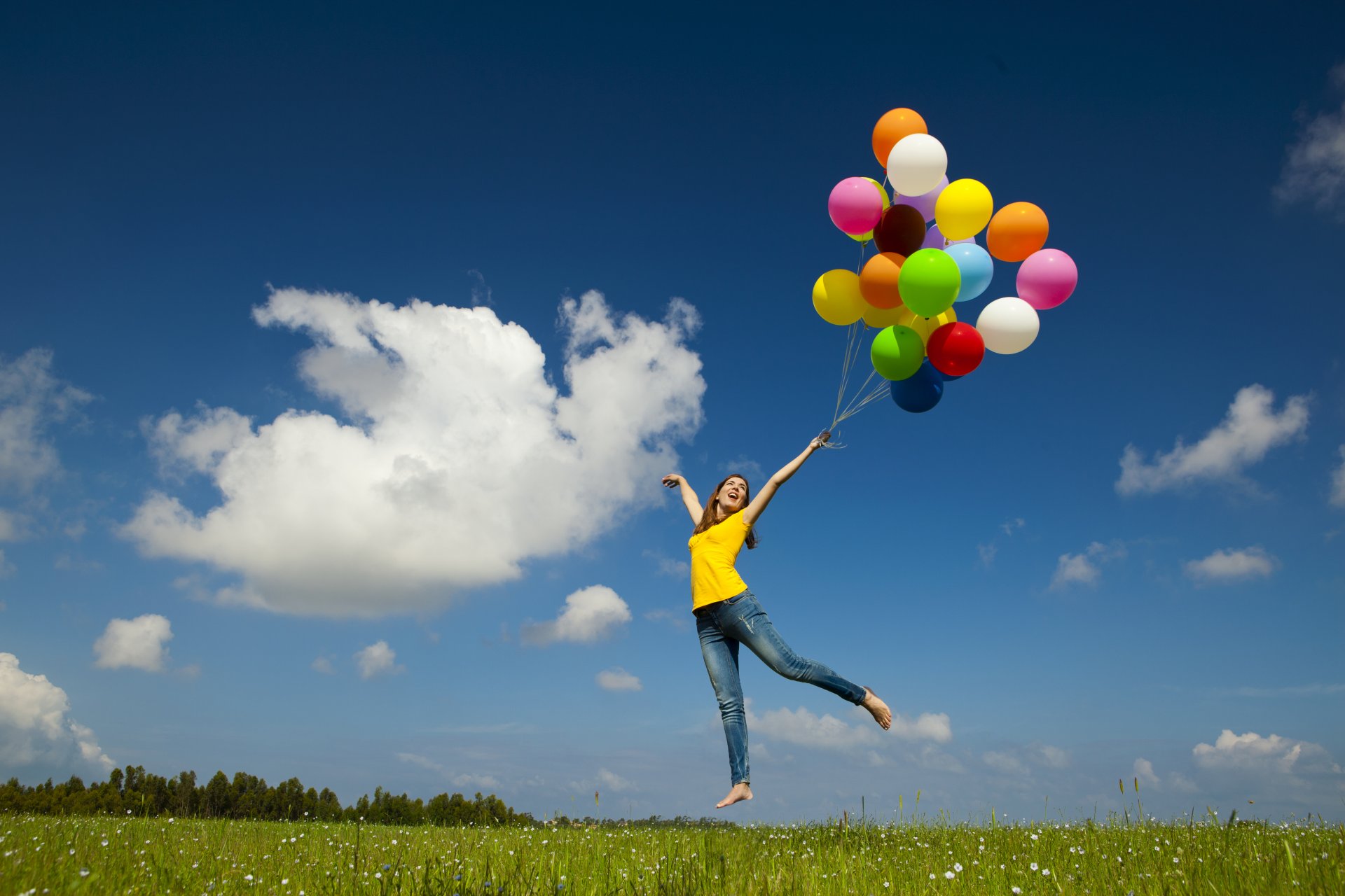 ragazza palloncini palloncini felicità gioia volo librarsi cielo erba nuvole