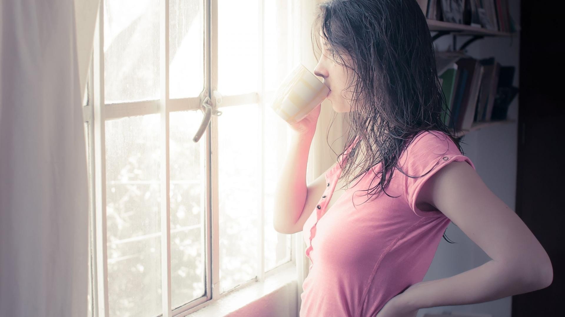 estado de ánimo chica brnnetka cabello mojado ventana vista rosa taza crook té café mañana fondo fondo de pantalla