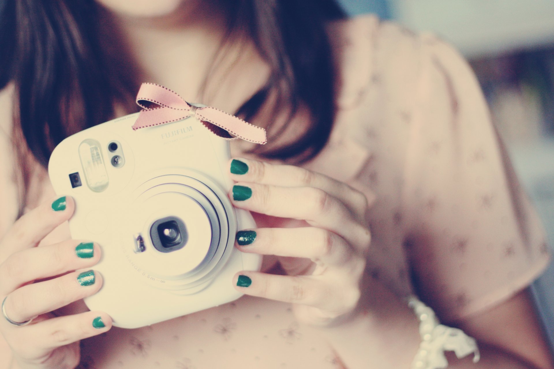 stati d animo ragazza bruna macchina fotografica foto fiocco rosa smalto verde unghie sfondo carta da parati