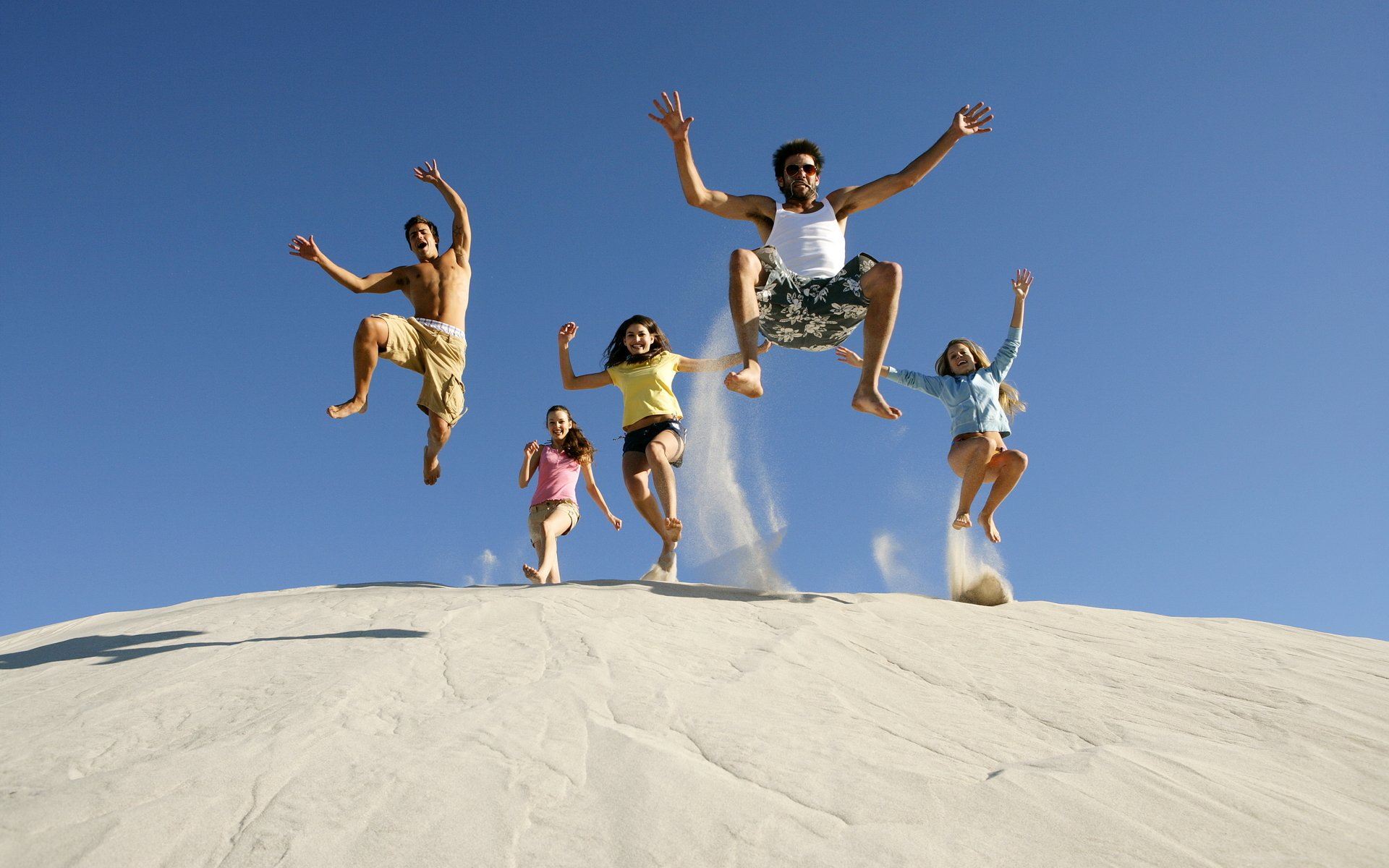 estado de ánimo felicidad alegría salto cielo arena chicos chicas verano risa