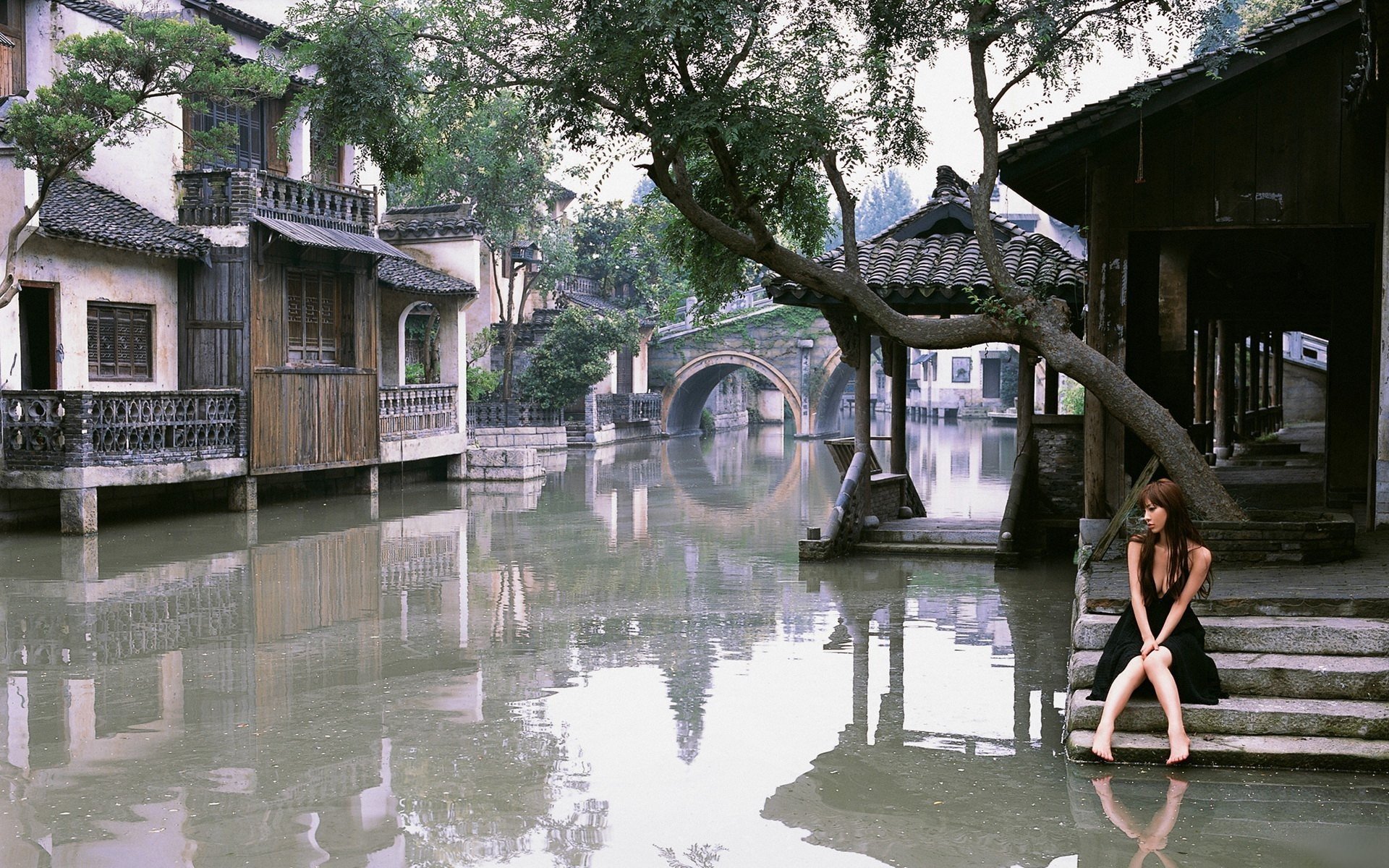 asie fille robe noire inondation marches maisons