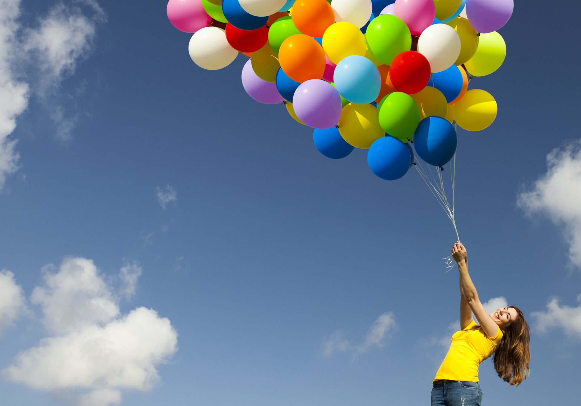 fille ballons positif joie ciel nuages