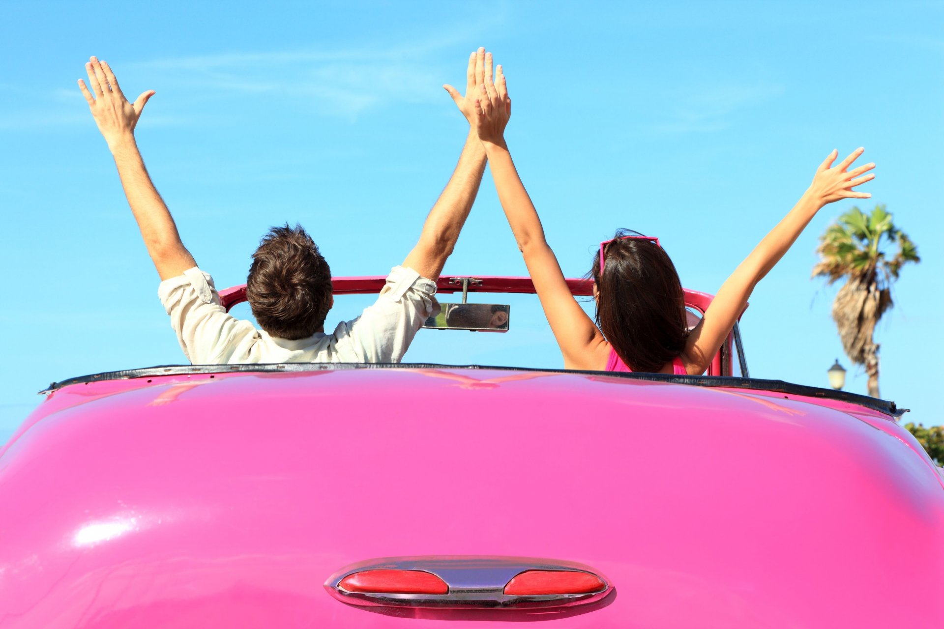 stati d animo ragazza uomo ragazzo bruna mani gioia positivo felicità macchina rosa cielo sfondo widescreen schermo intero carta da parati