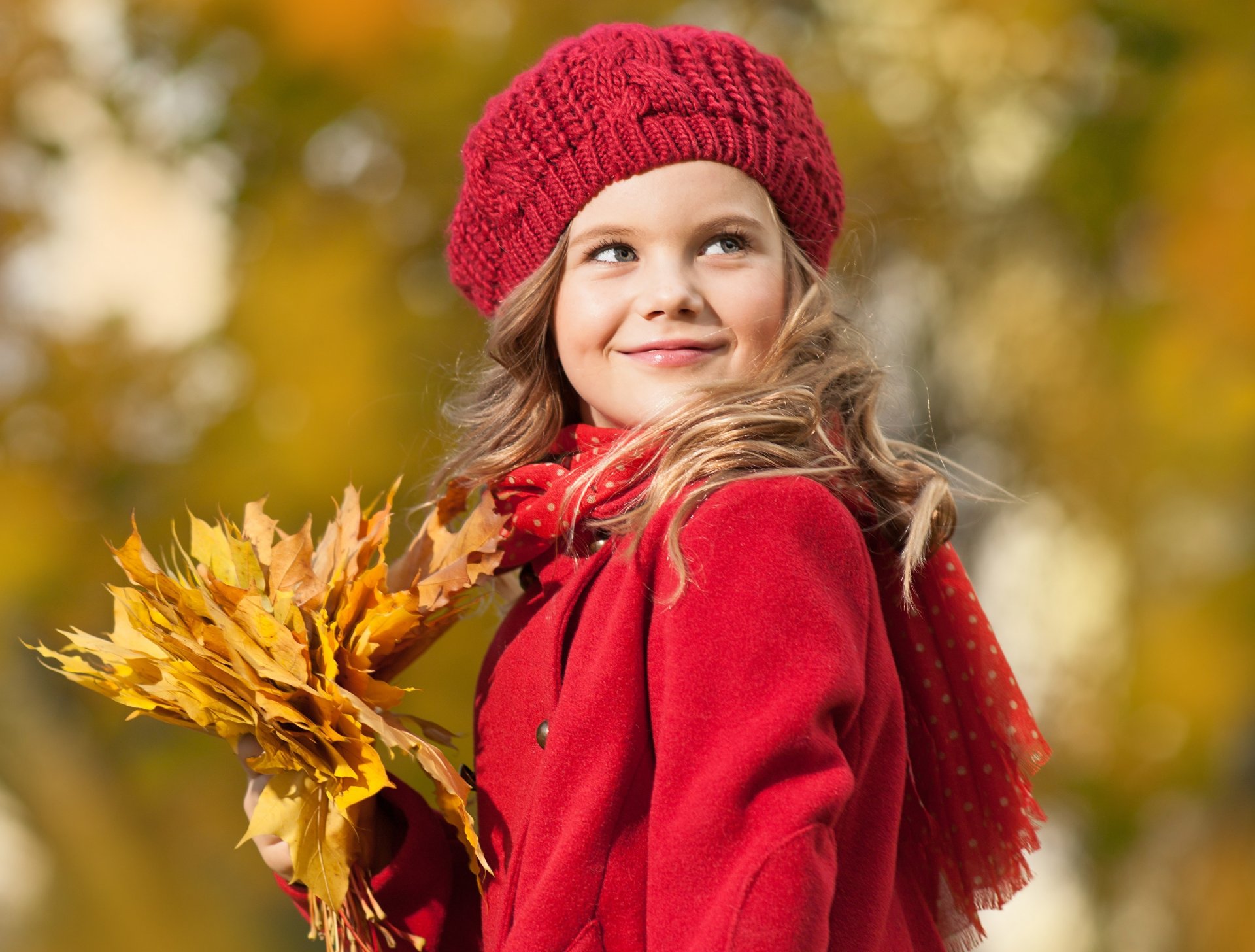 jeune fille blonde regard sourire bonnet manteau feuilles automne