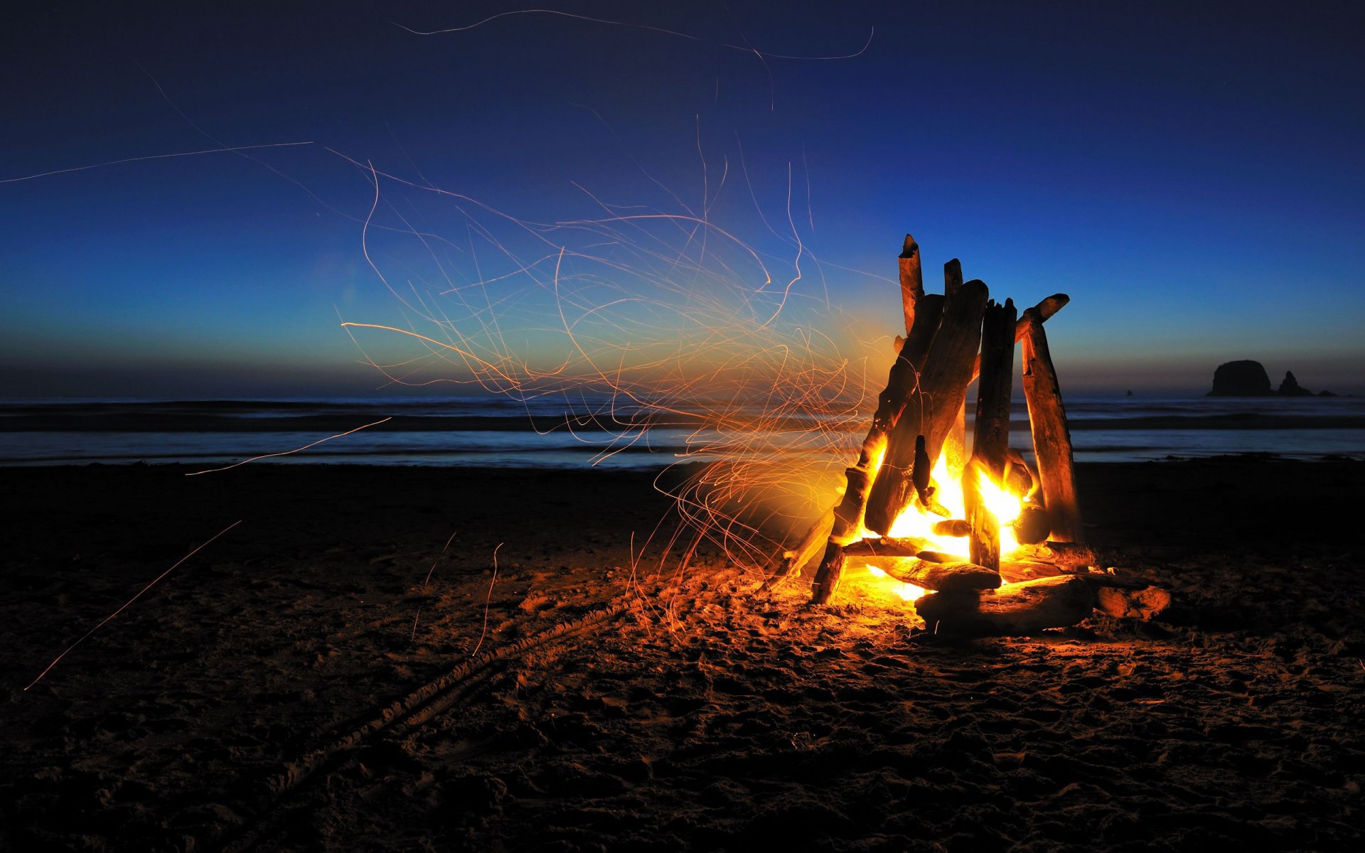 estado de ánimo macro naturaleza playas paisajes costa fuego hoguera romance luces luz chispas humo ramas palos brasas brasas calor arena cerca noche oscuridad oscuridad sombra huellas mar océano campamento campamento nostalgia infancia senderismo aventura hermoso fondo de pantalla